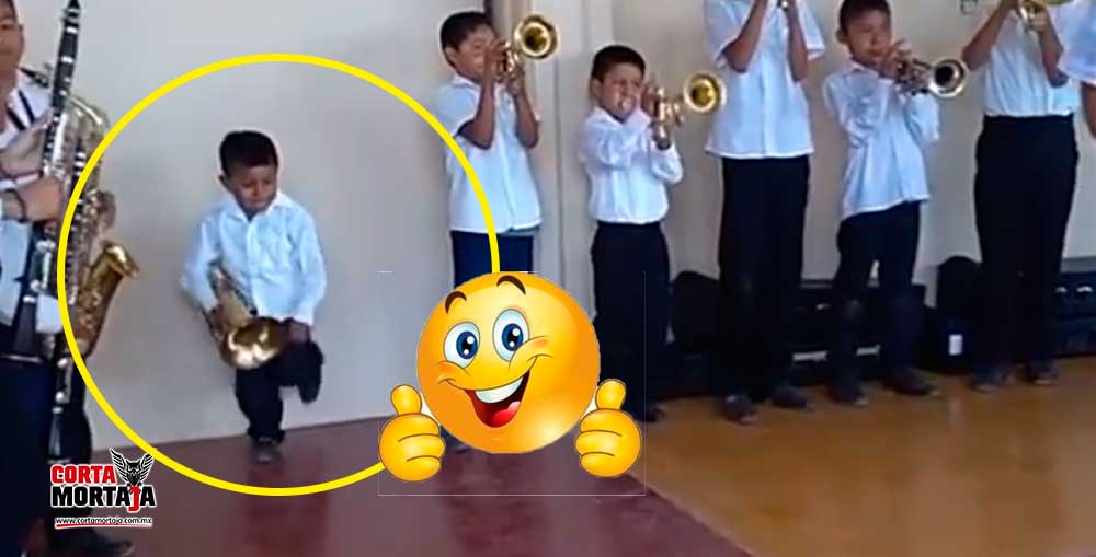 VIDEO: Niño Oaxaqueño conmueve las redes bailando y tocando con su banda