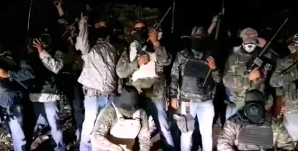 Grupo armado amenaza en video a alcalde en Oaxaca; lo acusa de abusos, de matar inocentes y de desapariciones