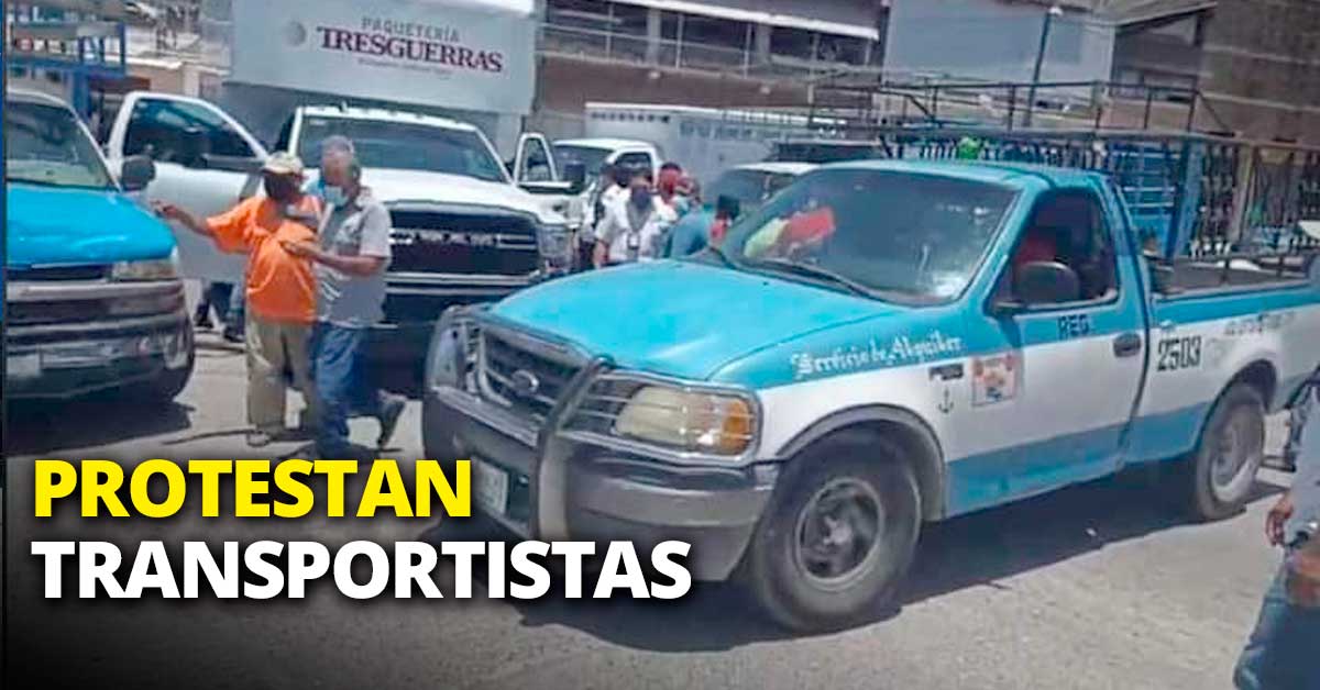  Protestan transportistas por invasión de de rutas de camionetas piratas en Salina Cruz